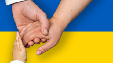 Bild: Ukrainische Flagge, mit sich greifenden Händen davor. Quelle: Pixabay